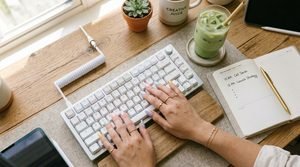 Fingers_resting_on_keyboard_202608311313